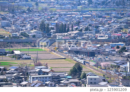 《長野県》松本市城山公園からの展望　松本盆地を走る列車 125901209