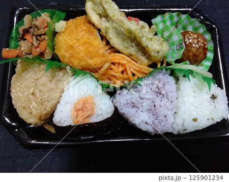 タイムセールで半額で販売していたおむすび弁当 タイムセールで半額で販売していたおむすび弁当 125901234