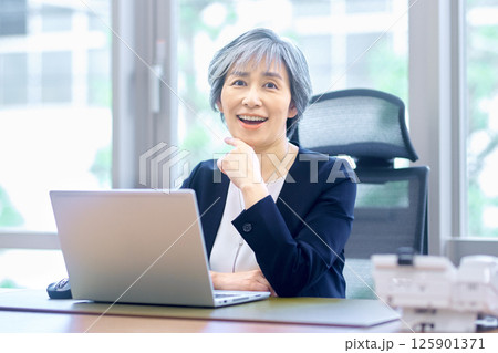 オフィスでデスクワークするシニア ビジネスウーマン 125901371