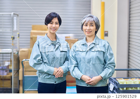 倉庫で働く作業員の女性2人 125901529