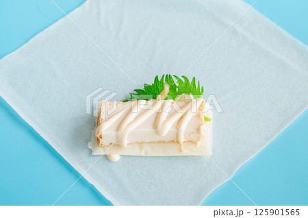 春巻きの皮で巻く厚揚げと大葉とチーズ 春巻きの皮で巻く厚揚げと大葉とチーズ 125901565