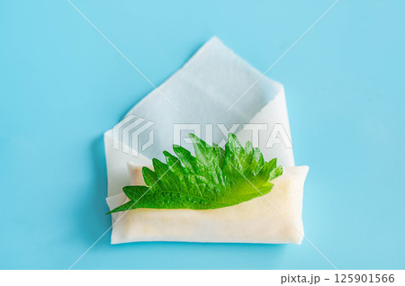 春巻きの皮で巻く厚揚げと大葉とチーズ 125901566