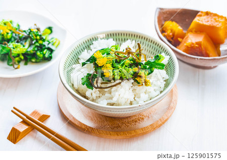 ご飯にのせた菜の花と塩昆布の浅漬け ご飯にのせた菜の花と塩昆布の浅漬け 125901575