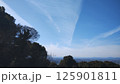 山頂から広がる青空と雲の景色   Expansive Sky and Clouds from the 125901811