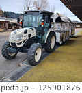 牛柄トラクターと観光用トレーラー   Cow-Pattern Tractor with Touris 125901876