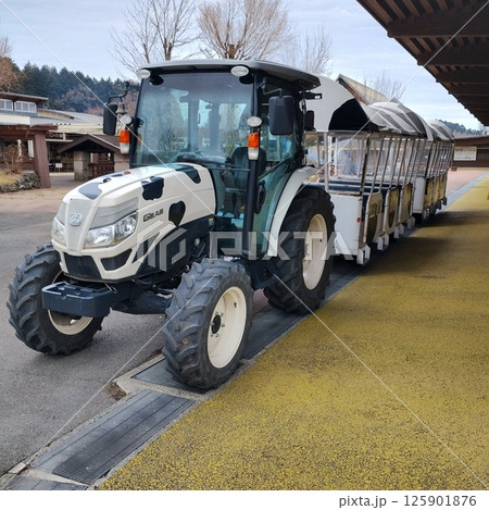 牛柄トラクターと観光用トレーラー Cow-Pattern Tractor with Touris 牛柄トラクターと観光用トレーラー Cow-Pattern Tractor with Touris 125901876