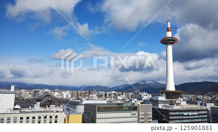 冬空に映える京都タワーと市街地の風景   Kyoto Tower and Cityscape und 125901881