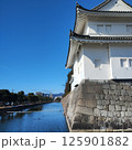 二条城の白壁櫓とお堀 青空に映える風景   Nijo Castle Turret and Moat  125901882