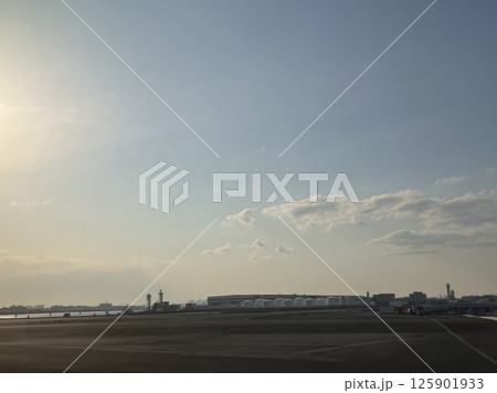 夕方の羽田空港 備蓄タンクと空港施設 夕方の羽田空港 備蓄タンクと空港施設 125901933