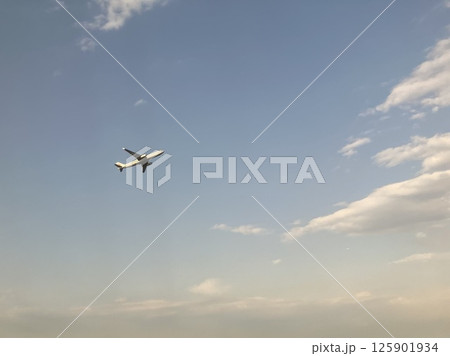 羽田空港を飛び立つ飛行機 羽田空港を飛び立つ飛行機 125901934