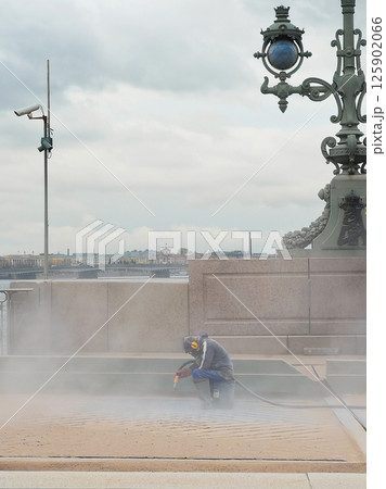 Vertical view the blast cleaning. Working in the dust 125902066