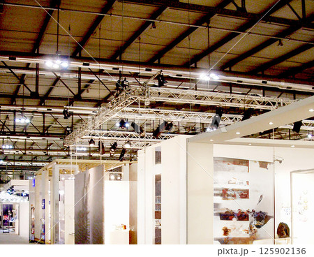 国際見本市会場 展示会場 照明 ブース 設営中 フランクフルト  国際見本市会場 展示会場 照明 ブース 設営中 フランクフルト  125902136