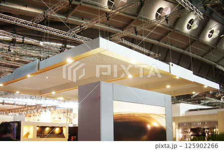 国際見本市会場 展示会場 照明 ブース 設営中 フランクフルト　 125902266