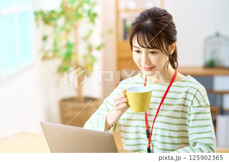 自宅でテレワークするエンジニアの女性 自宅でテレワークするエンジニアの女性 125902365