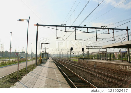 夏晴れのオランダの田舎町の風景 夏晴れのオランダの田舎町の風景 125902457