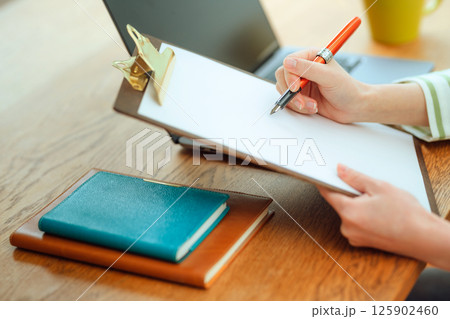 アンケートに記入する若い女性 125902460