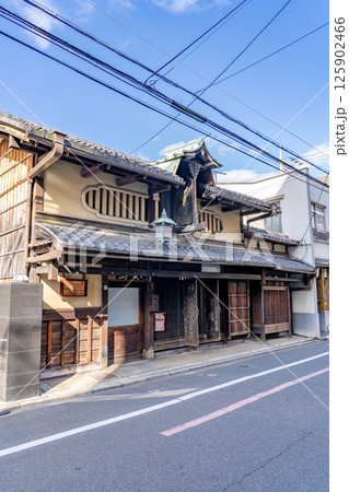 京都町家の伝統、歴史文化の象徴　秦家住宅（江戸時代からの商家）太子山町 125902466