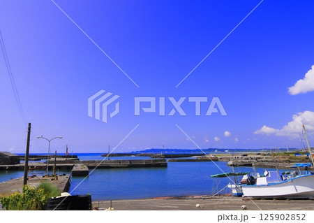 千葉県南房総市和田町和田漁港の青い海 千葉県南房総市和田町和田漁港の青い海 125902852