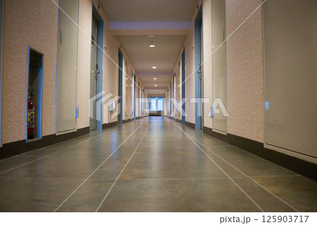 誰もいない奥に向かう建物の廊下 125903717