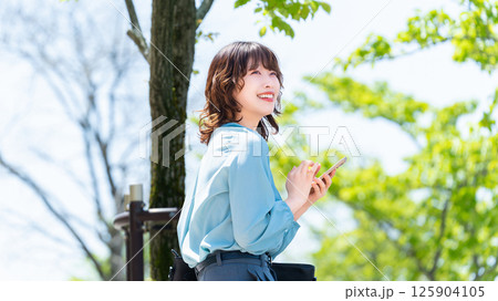 屋外でスマートフォンを使う女性・ビジネスウーマン 屋外でスマートフォンを使う女性・ビジネスウーマン 125904105