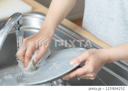 食器を洗う手元のイメージ (写真素材) 食器を洗う手元のイメージ (写真素材) 125904252