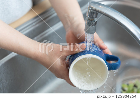 食器を洗う手元のイメージ　(写真素材) 125904254