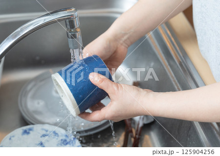食器を洗う手元のイメージ (写真素材) 食器を洗う手元のイメージ (写真素材) 125904256