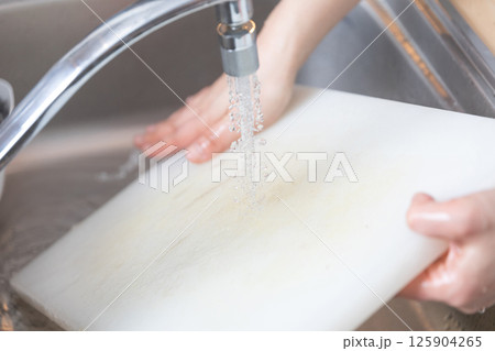 食器を洗う手元のイメージ　(写真素材) 125904265