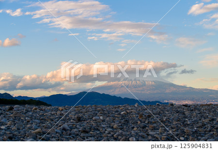 Black sand beach near Shizuoka with view of Mount Fuji 125904831