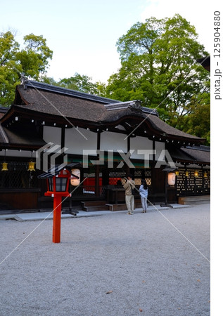 下鴨神社 河合神社を参拝する人 下鴨神社 河合神社を参拝する人 125904880