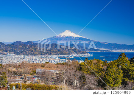 静岡市にある冬の晴れた日の日本平の風景(静岡県) 125904999