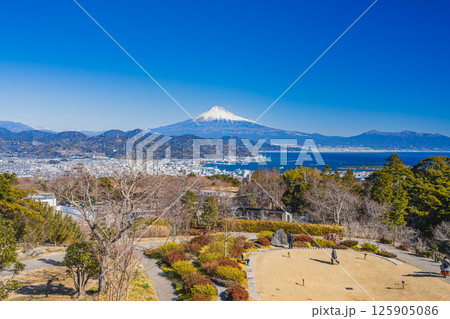 静岡市にある冬の晴れた日の日本平の風景(静岡県) 静岡市にある冬の晴れた日の日本平の風景(静岡県) 125905086