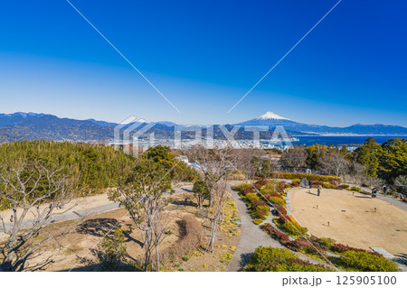 静岡市にある冬の晴れた日の日本平夢テラス展望回廊から見た風景(静岡県) 静岡市にある冬の晴れた日の日本平夢テラス展望回廊から見た風景(静岡県) 125905100