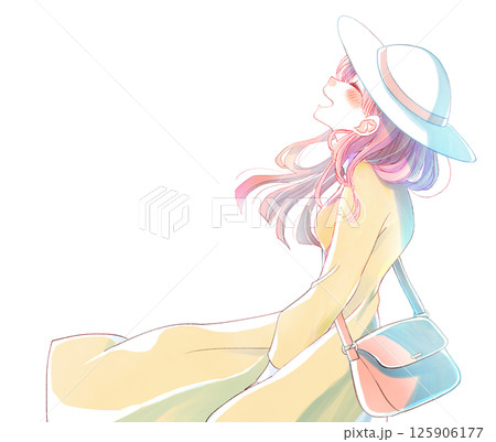 風に吹かれながら上を向いて笑う女性　おでかけ 125906177