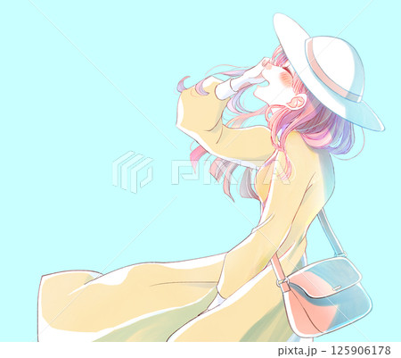 風に吹かれながら上を向いて笑う女性　おでかけ 125906178