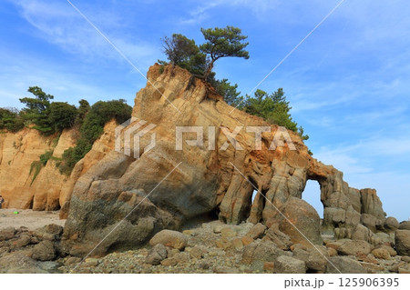 【山口県】晴天の本山岬公園の「くぐり岩」 125906395