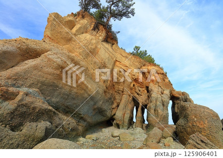 【山口県】晴天の本山岬公園の「くぐり岩」 【山口県】晴天の本山岬公園の「くぐり岩」 125906401