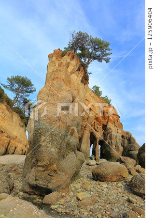 【山口県】晴天の本山岬公園の「くぐり岩」 125906404