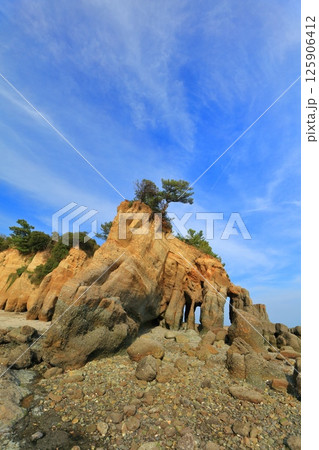 【山口県】晴天の本山岬公園の「くぐり岩」 【山口県】晴天の本山岬公園の「くぐり岩」 125906412
