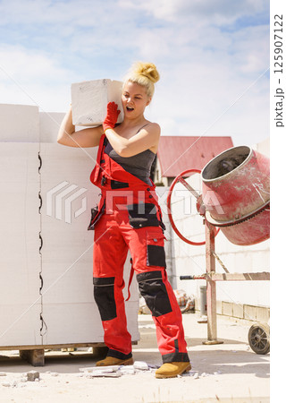 Woman working with airbricks 125907122