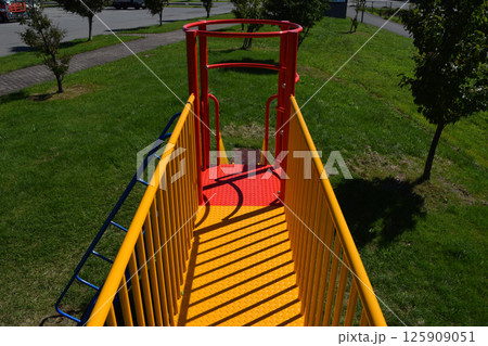 児童公園の遊具 125909051