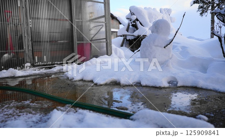 雪の対策をした雪国の玄関 雪の対策をした雪国の玄関 125909841