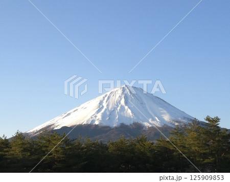 富士山の雪景色 125909853