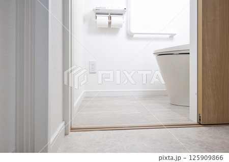 住宅イメージ　新築住宅　手洗い付きタンク式トイレ 125909866