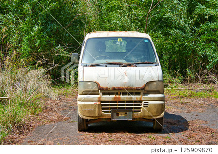 放置された白い軽トラック 125909870