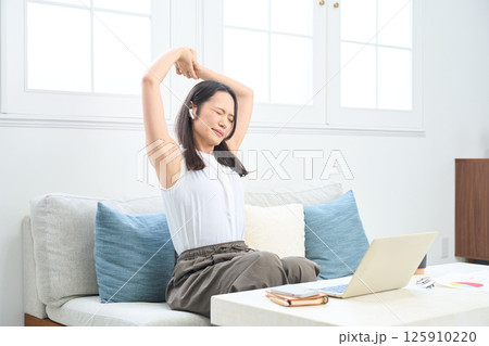 仕事中に伸びをする女性　 125910220
