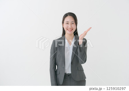 スーツ姿の女性 スーツ姿の女性 125910297