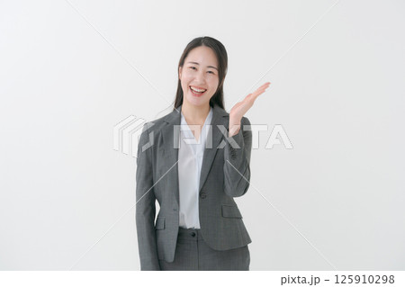 スーツ姿の女性 スーツ姿の女性 125910298