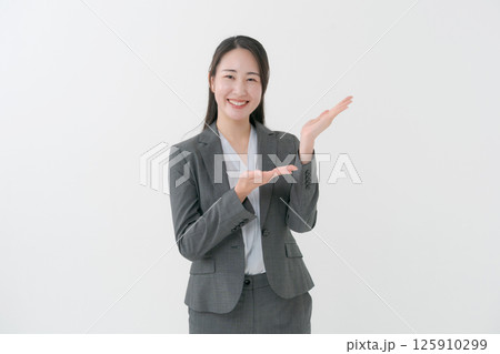 スーツ姿の女性 125910299