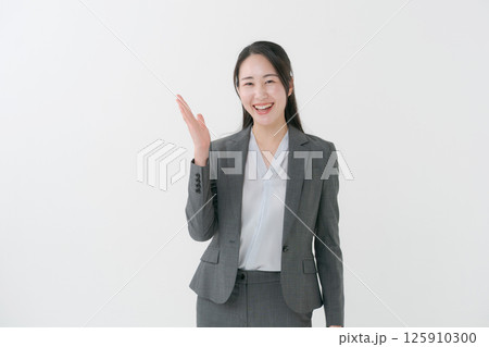 スーツ姿の女性 125910300